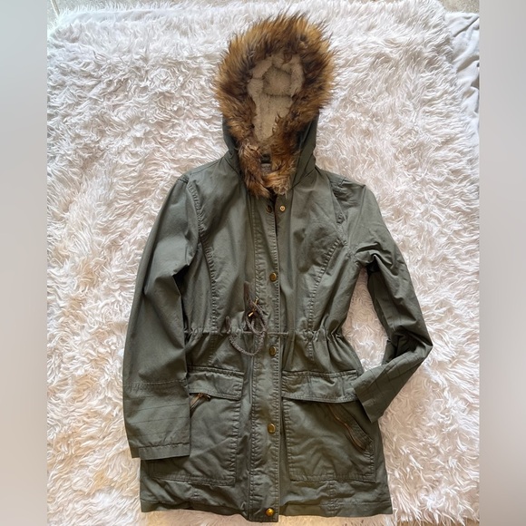 EUC-VERY NICE CHARLOTTE RUSSE OLIVE GREEN THICK ZIP UP COAT WITH FUR HOODIE.SZ S - Picture 7 of 10